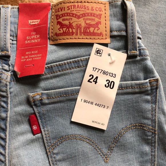 Levis Jeans - Picture 3 of 3